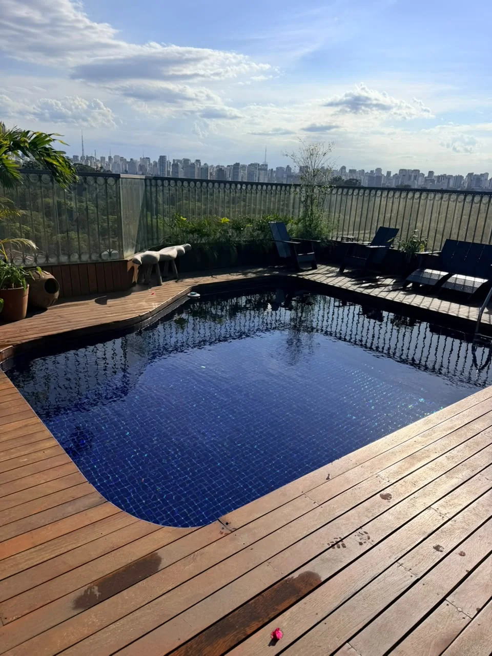 Piscina com deck em área de lazer